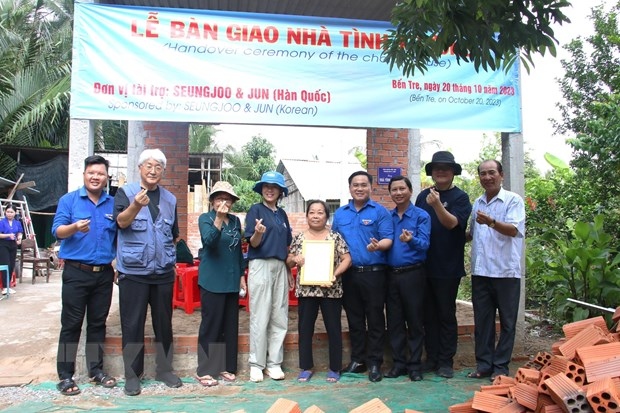 Young Korean volunteers build compassionate houses for the poor in Ben Tre